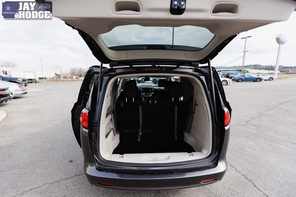 Used 2023 Chrysler Voyager LX image 5