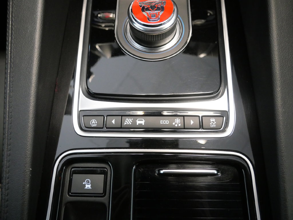 Used 2020 Jaguar F-PACE Prestige AWD/4WD image 32