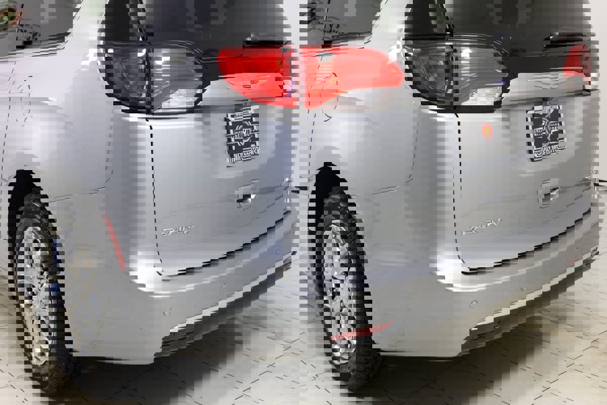 Used 2019 Chrysler Pacifica Limited image 48