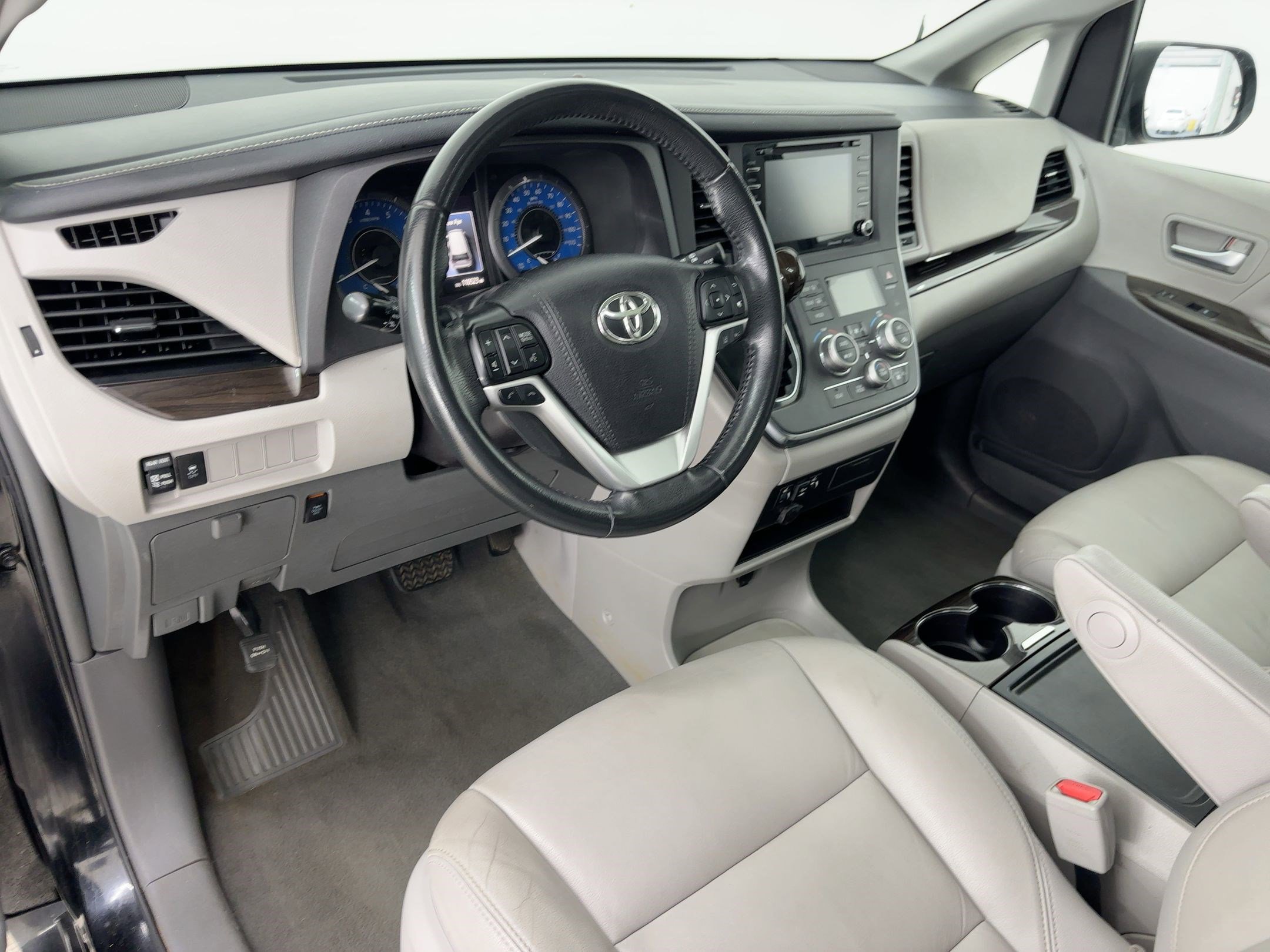 Used 2019 Toyota Sienna XLE image 4