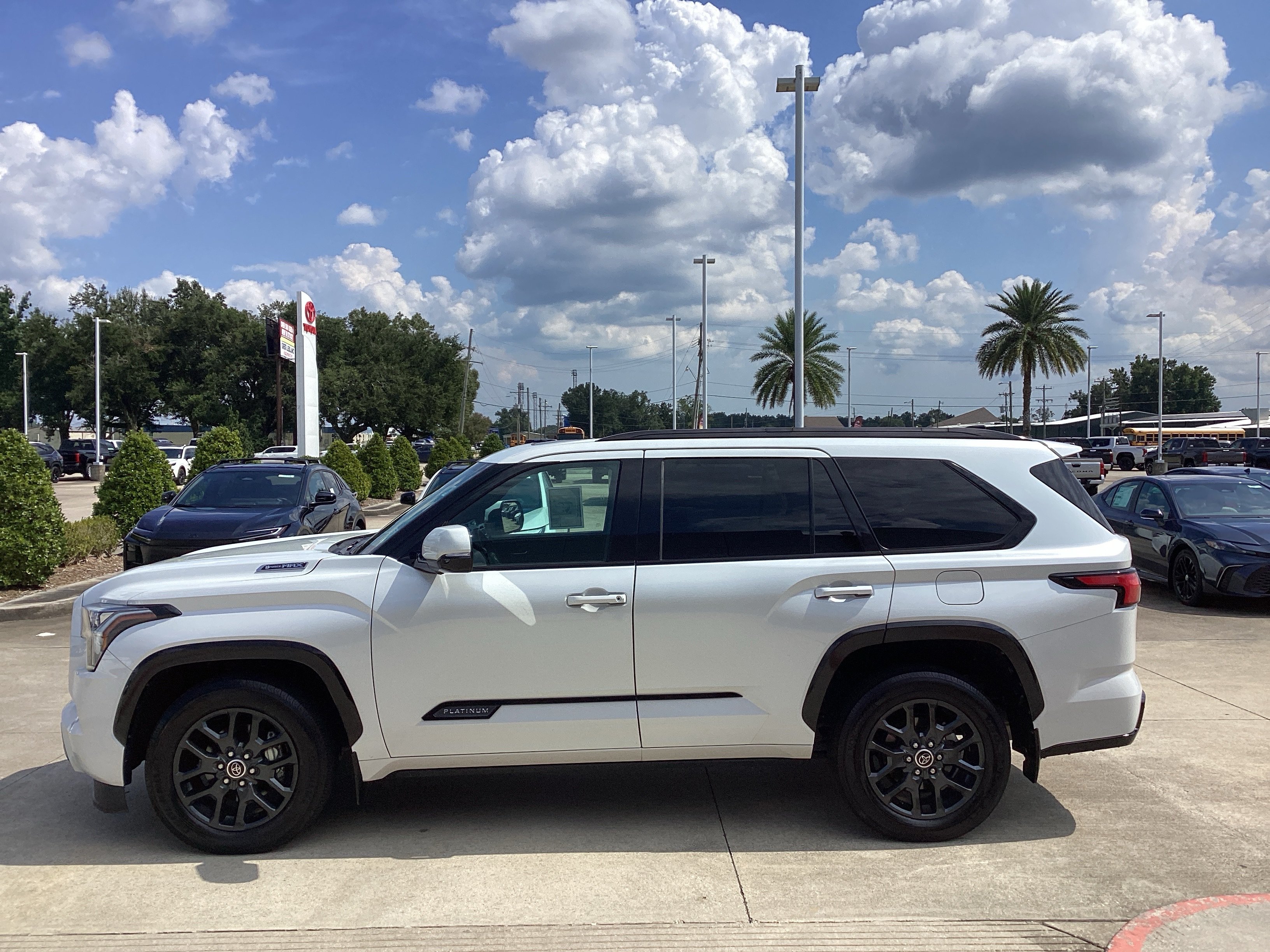 Used 2023 Toyota Sequoia Platinum AWD/4WD image 4