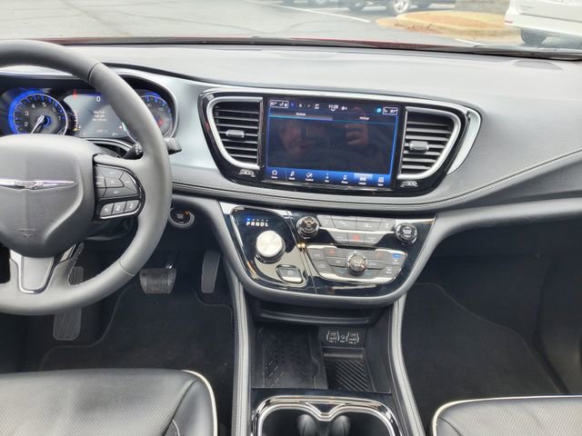 Used 2025 Chrysler Pacifica Limited image 18