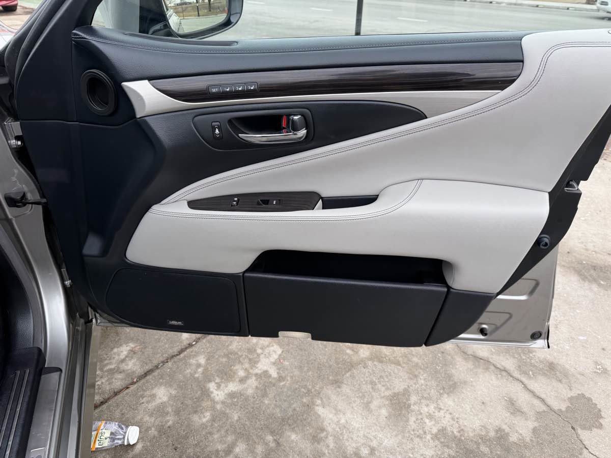 Used 2016 Lexus LS 460 AWD image 20