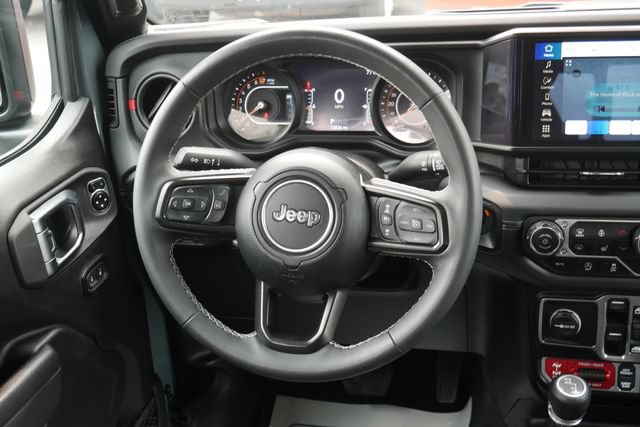 Used 2025 Jeep Gladiator Rubicon w/ Safety Group AWD/4WD image 15