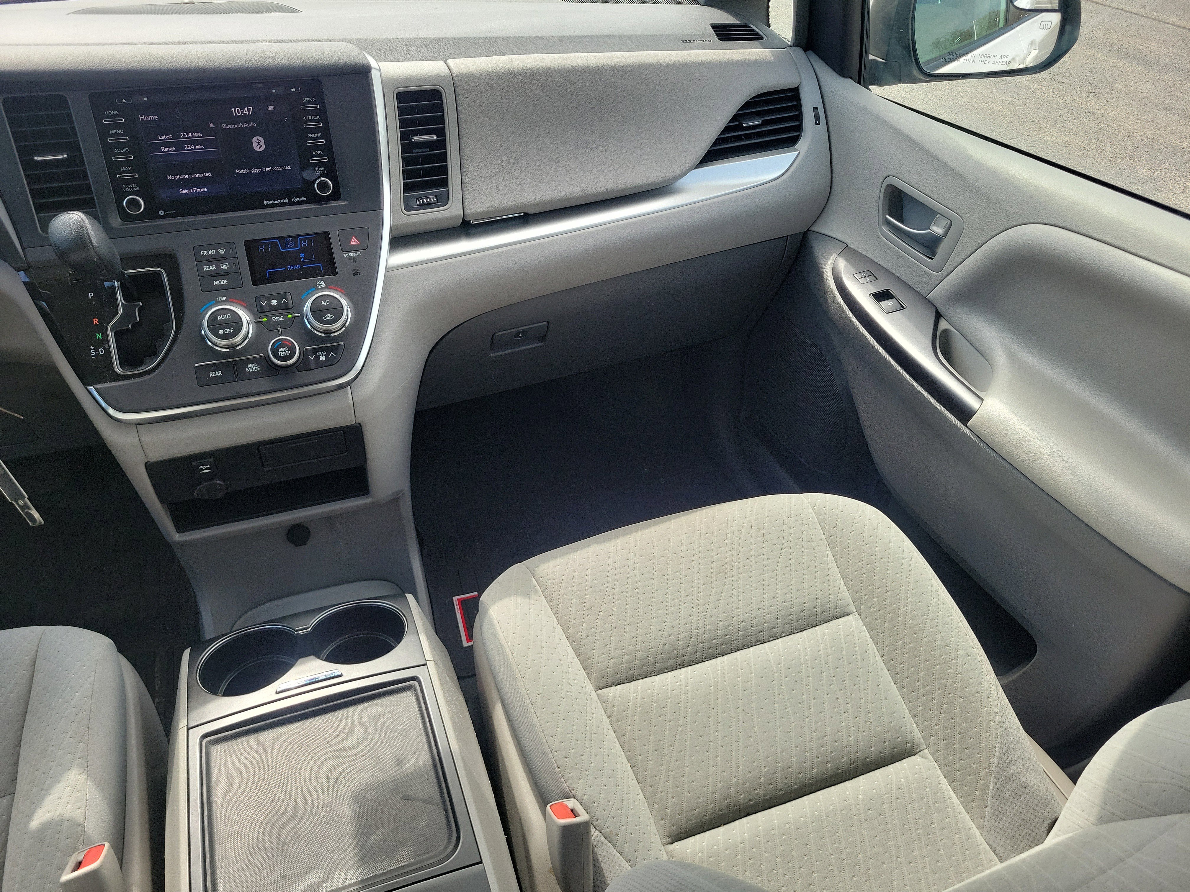 Used 2019 Toyota Sienna LE w/ Carpet Mat Package image 15