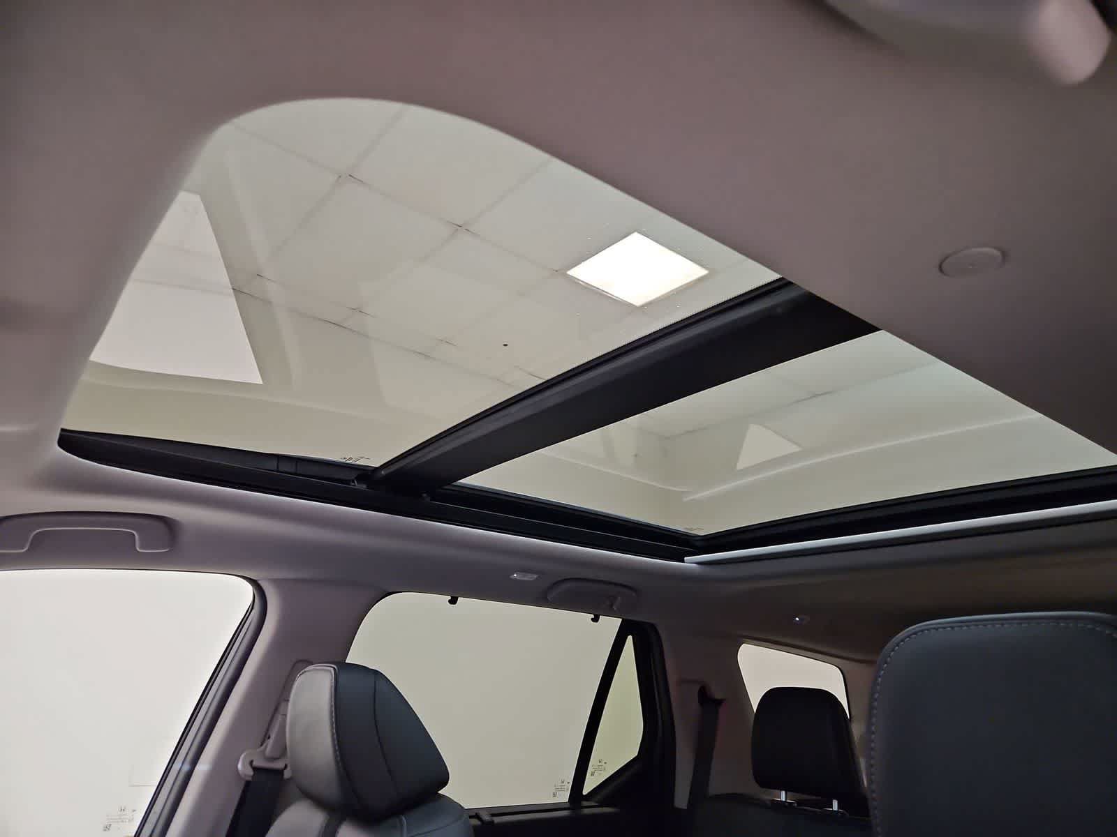 Certified 2025 Honda Pilot Touring image 3