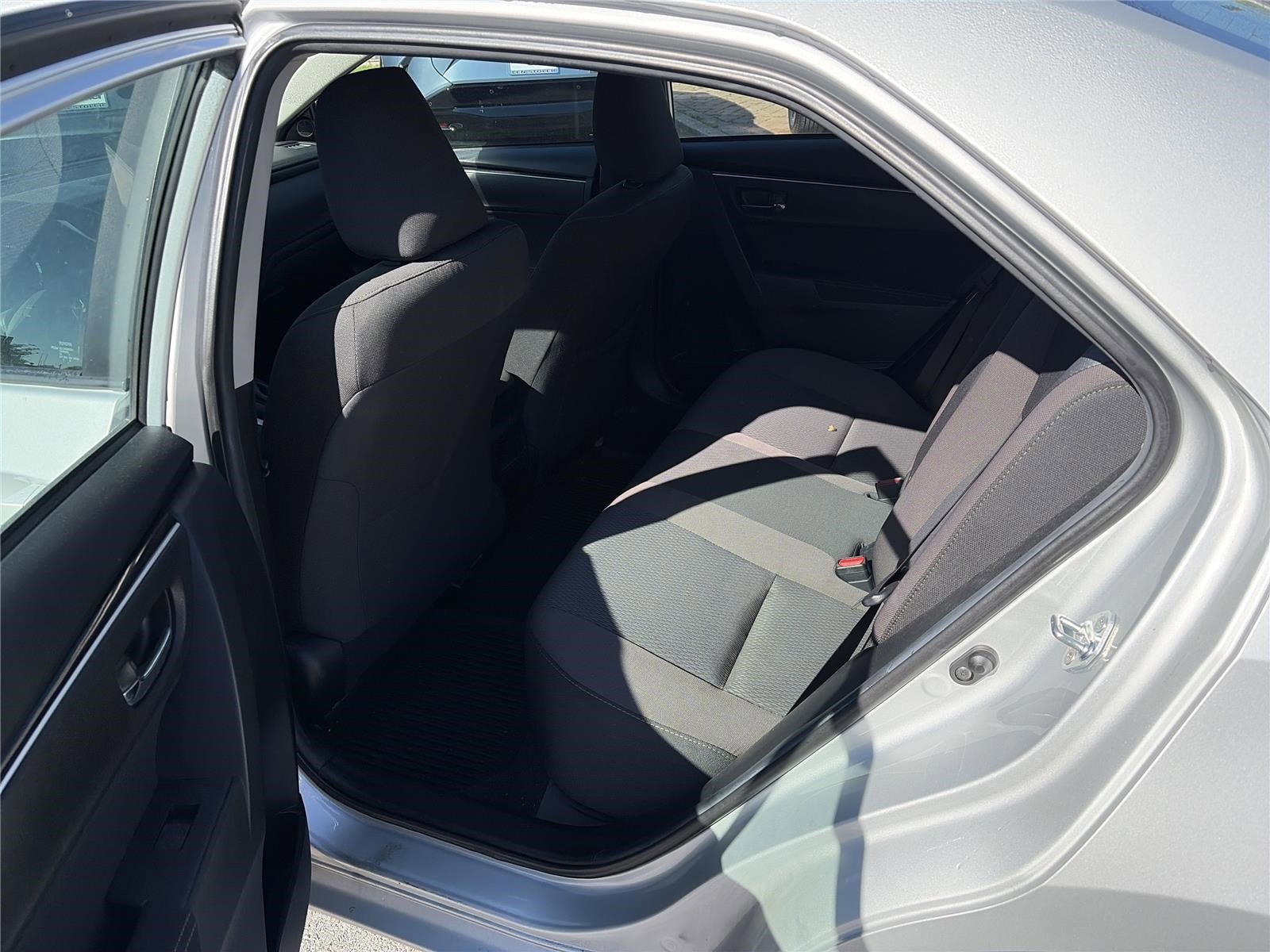 Used 2018 Toyota Corolla LE w/ Carpet Mat Package (TMS) FWD image 11