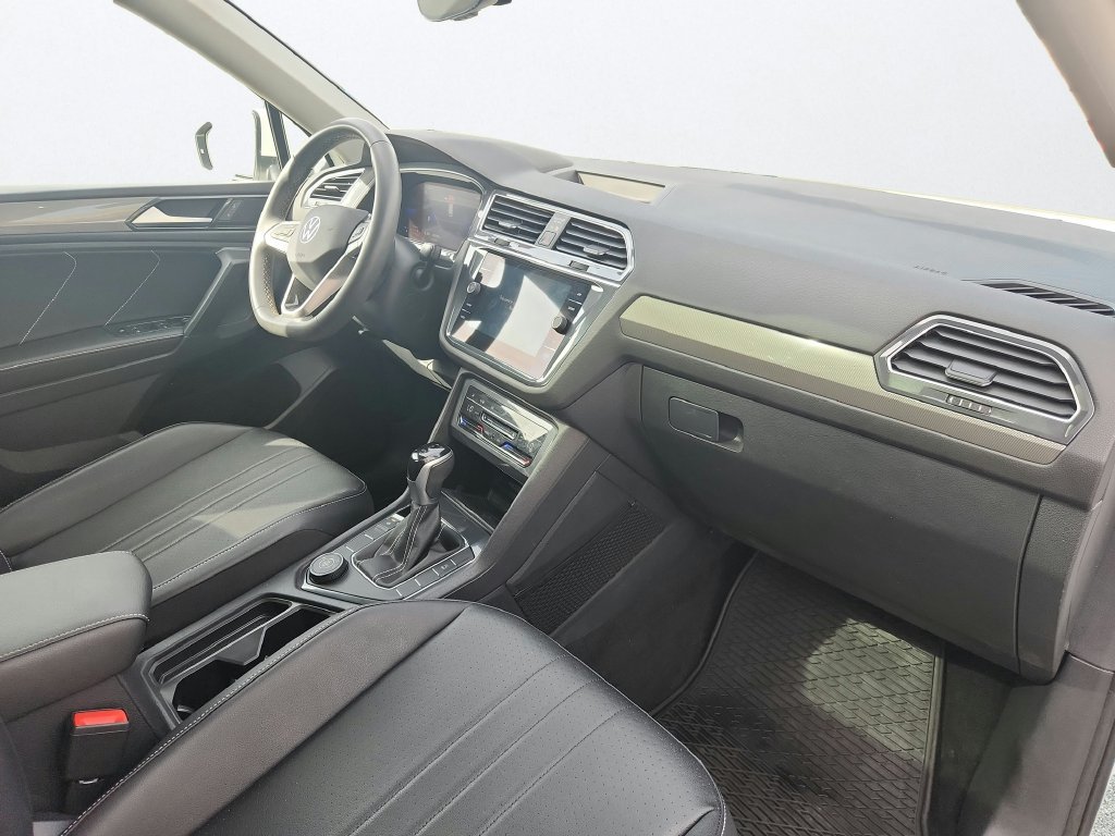 Certified 2022 Volkswagen Tiguan SE w/ Panoramic Sunroof Package AWD/4WD image 25