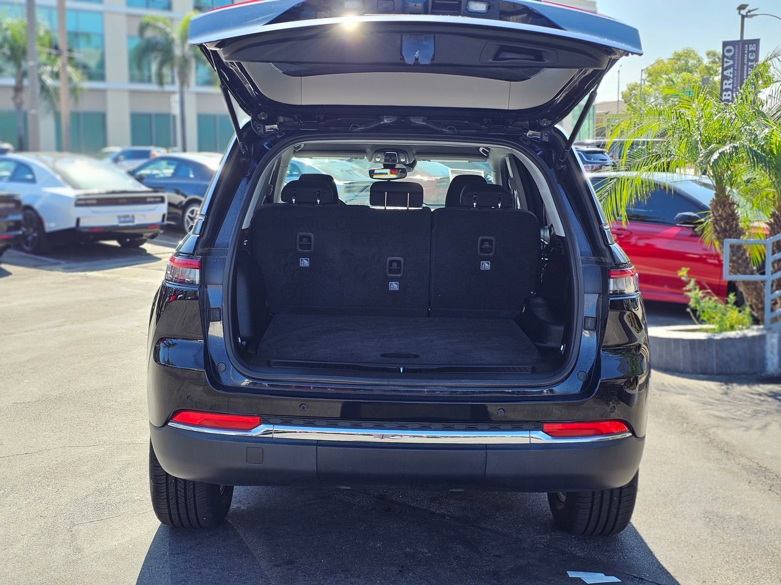 Used 2023 Jeep Grand Cherokee Laredo image 7