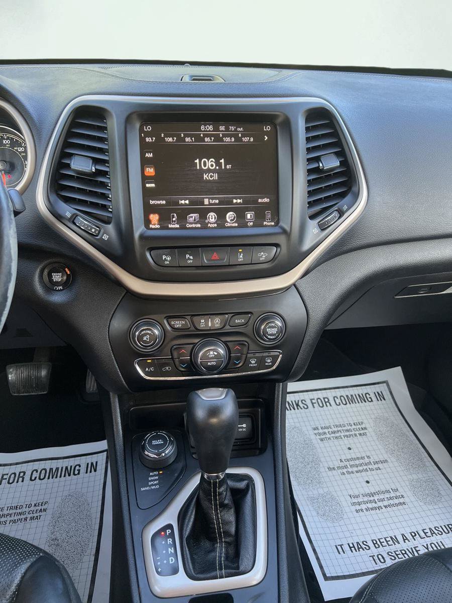 Used 2017 Jeep Cherokee Limited w/ Luxury Group AWD/4WD image 5