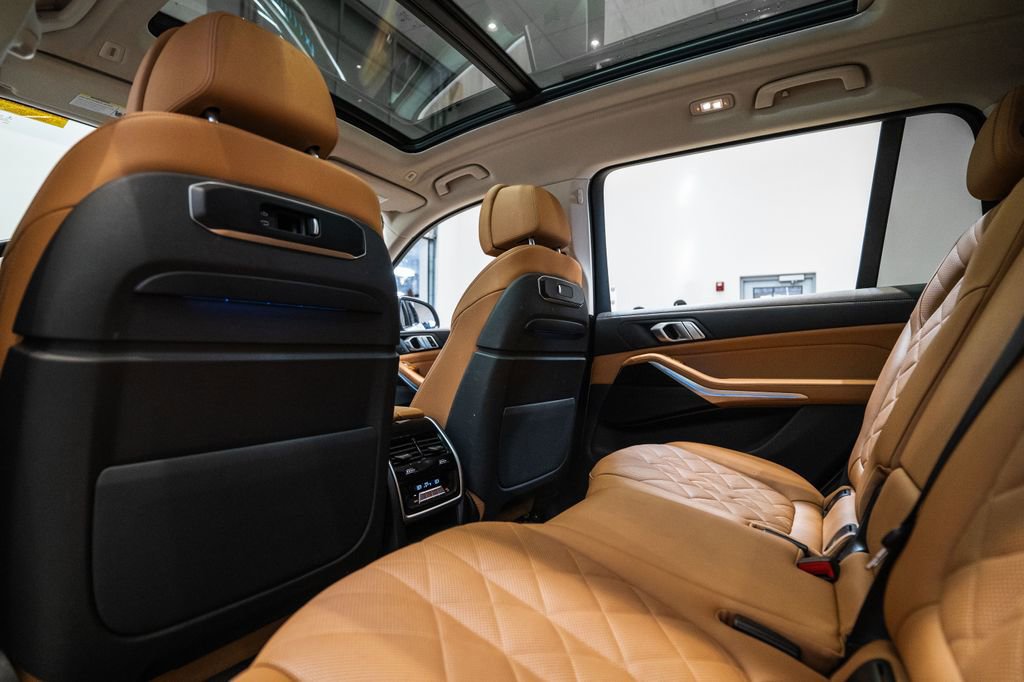 Used 2024 BMW X7 xDrive40i w/ Parking Assistance Package image 30