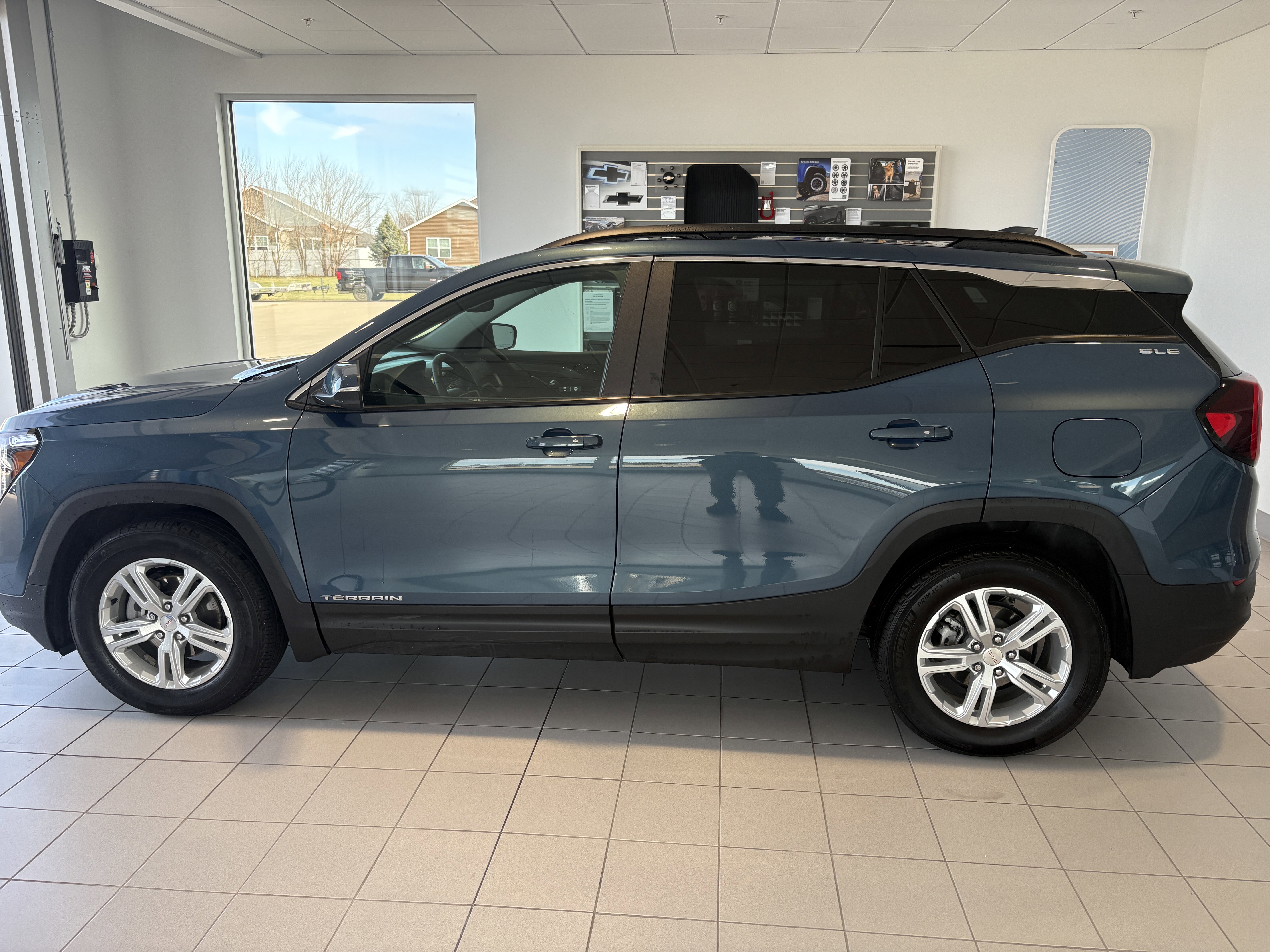 Used 2024 GMC Terrain SLE w/ Driver Convenience Package image 3