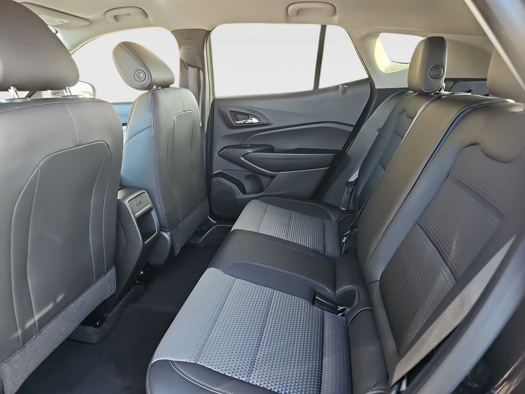 Used 2025 Chevrolet Trax LT w/ LT Convenience Package image 19