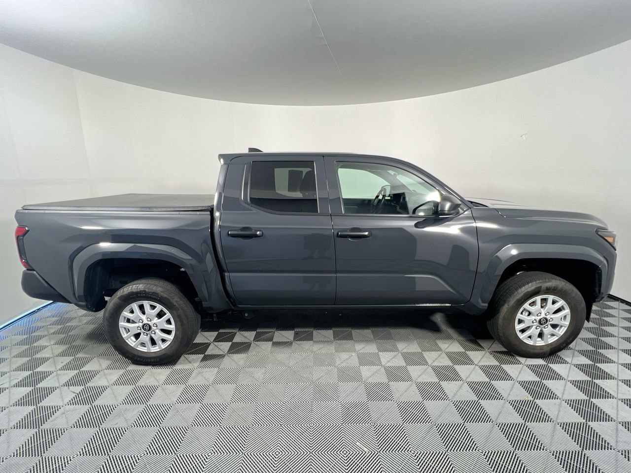 Used 2025 Toyota Tacoma SR AWD/4WD image 2