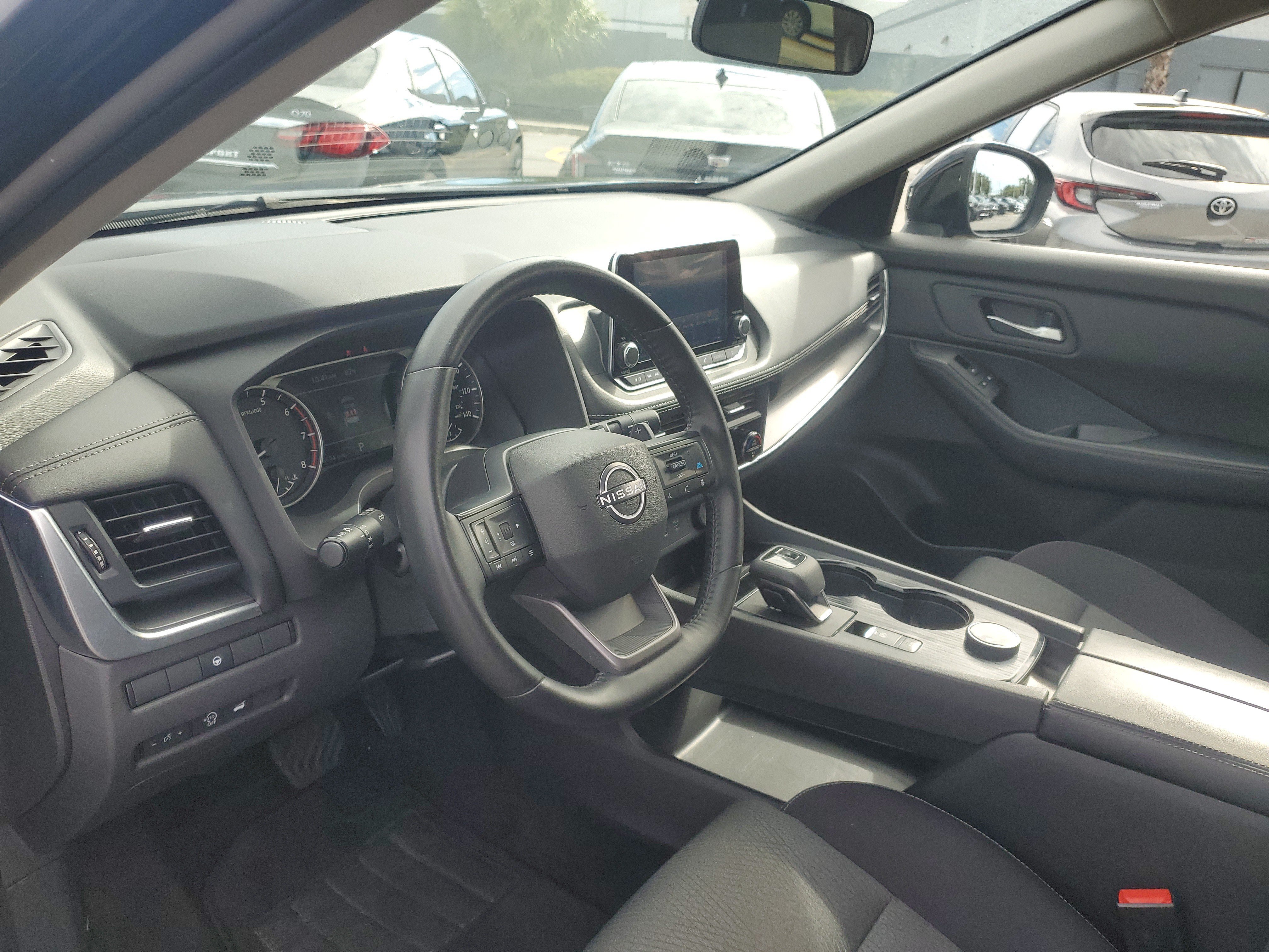 Used 2025 Nissan Rogue SV AWD/4WD image 13
