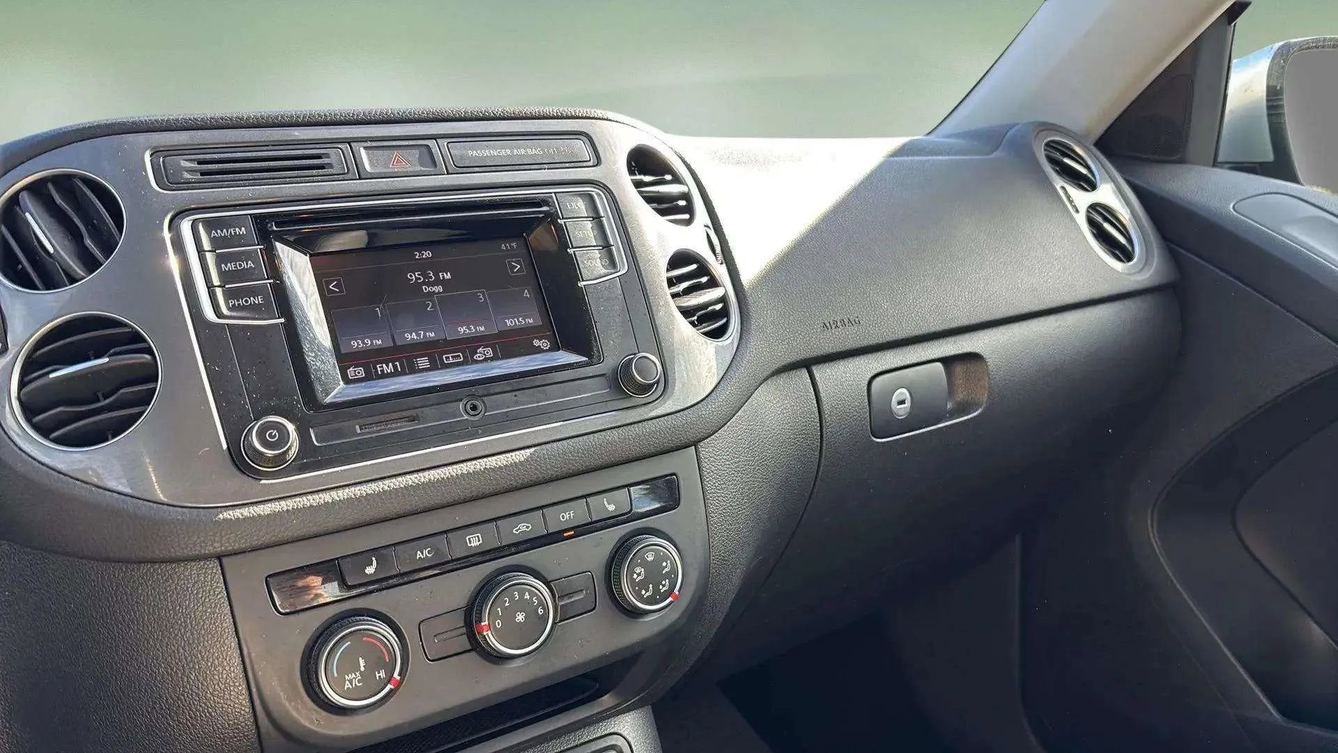 Used 2016 Volkswagen Tiguan S image 40