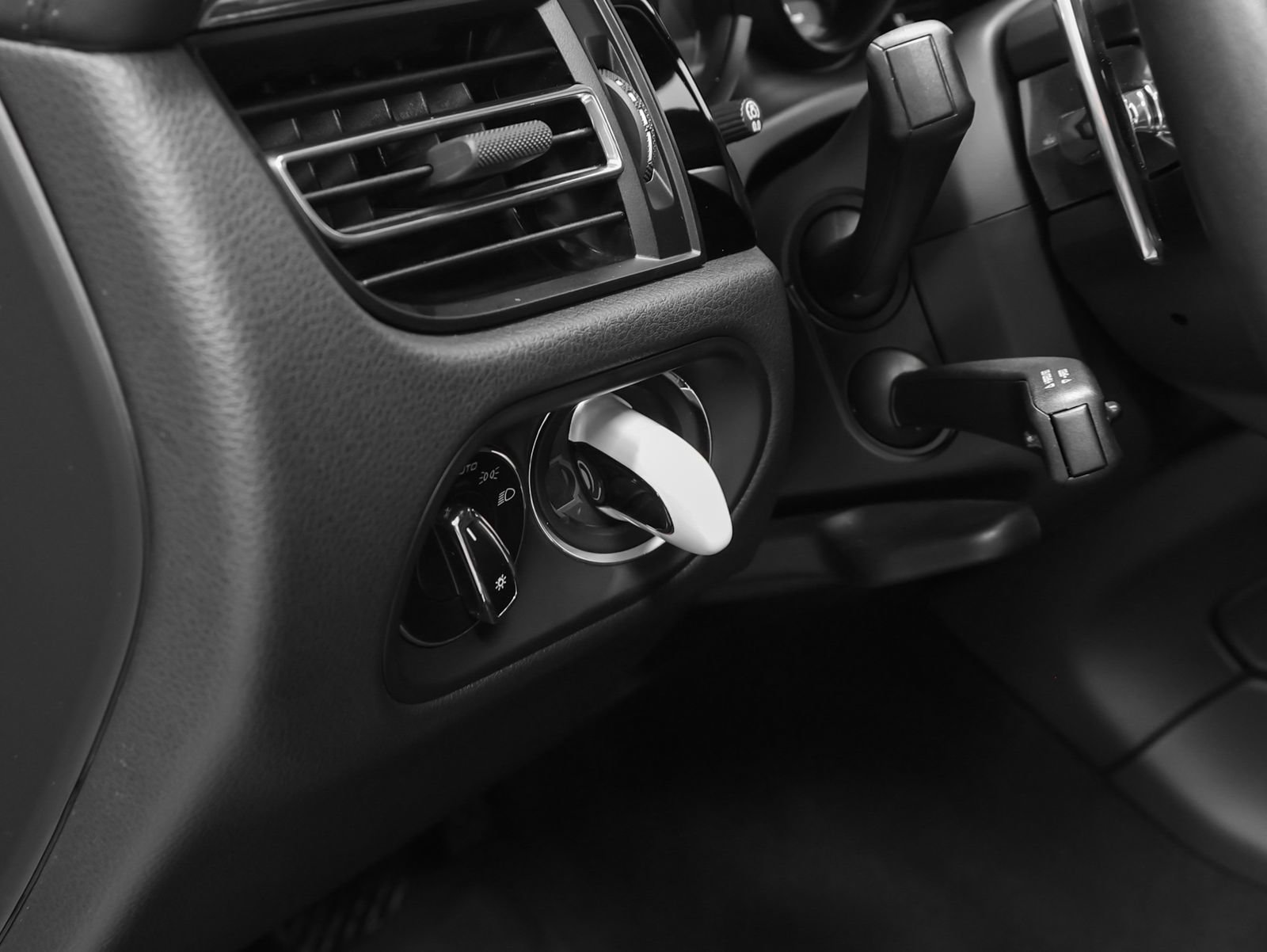 Certified 2025 Porsche Macan S image 34