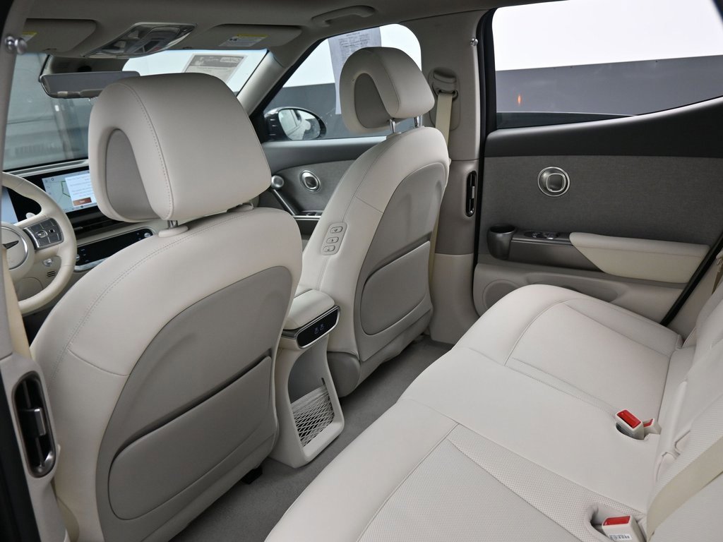 Used 2025 Genesis GV60 RWD image 32