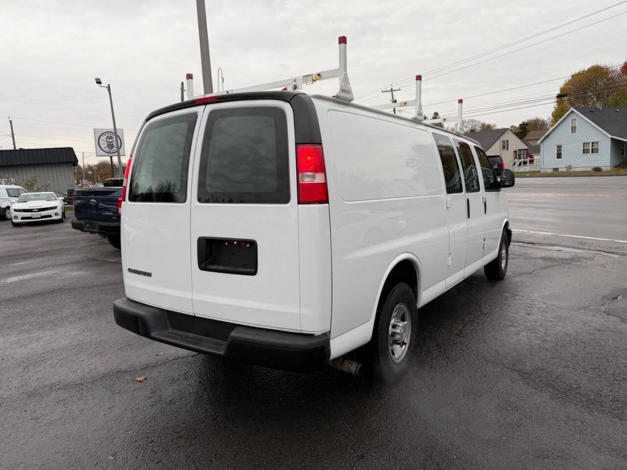 Used 2017 Chevrolet Express 2500 Extended RWD image 5