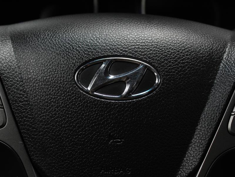 Used 2015 Hyundai Santa Fe Sport 2.0T w/ Option Group 05 AWD/4WD image 12