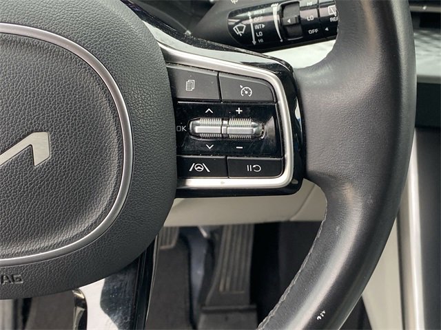 Used 2023 Kia Carnival LX image 40