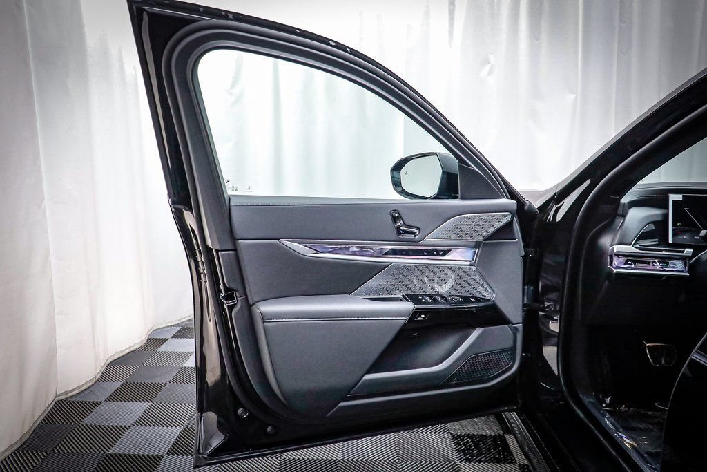 New 2026 BMW i7 xDrive60 w/ Executive Package AWD/4WD image 4