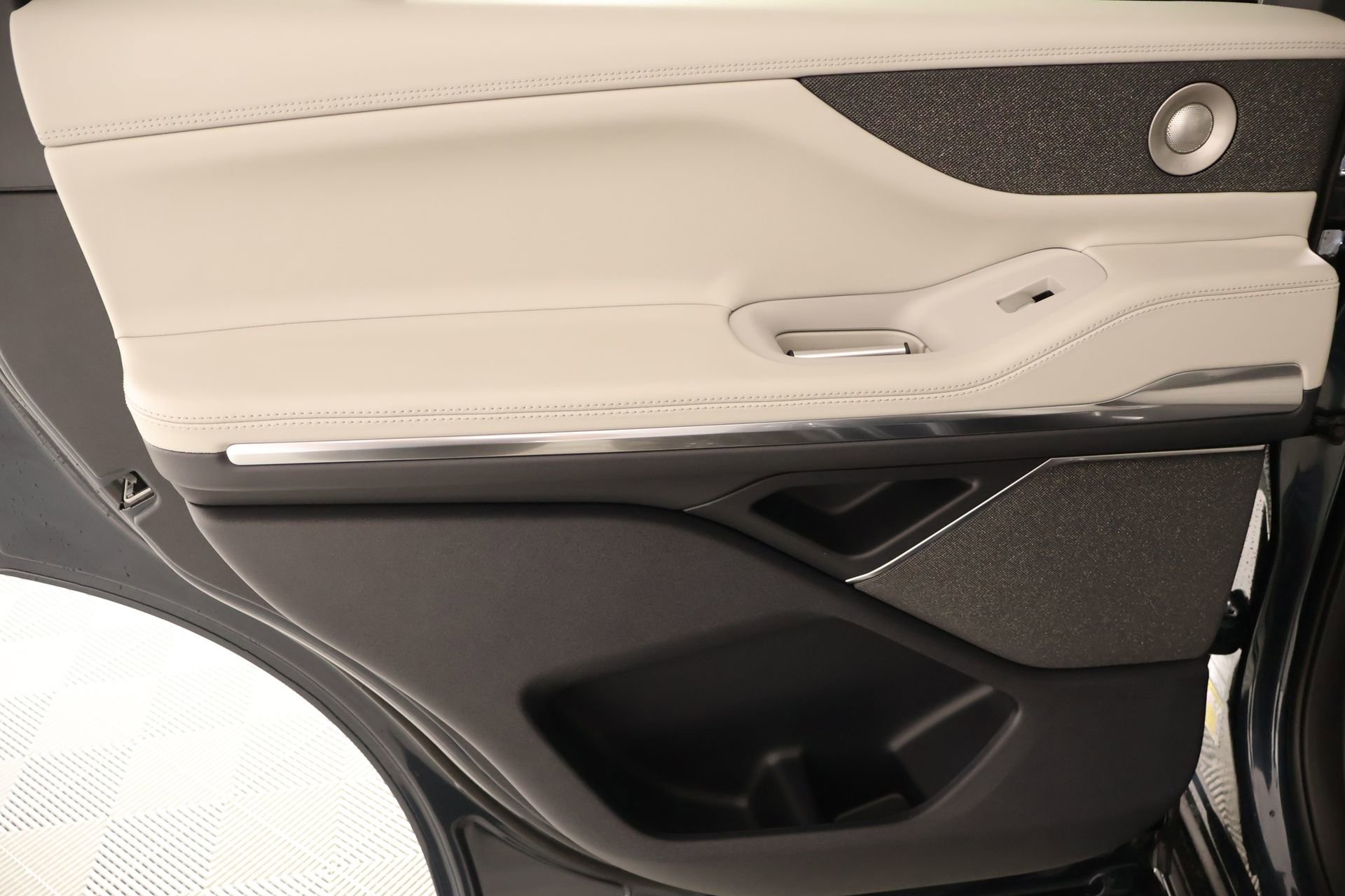 New 2026 Lincoln Navigator Reserve w/ Jet Appearance Package AWD/4WD image 18