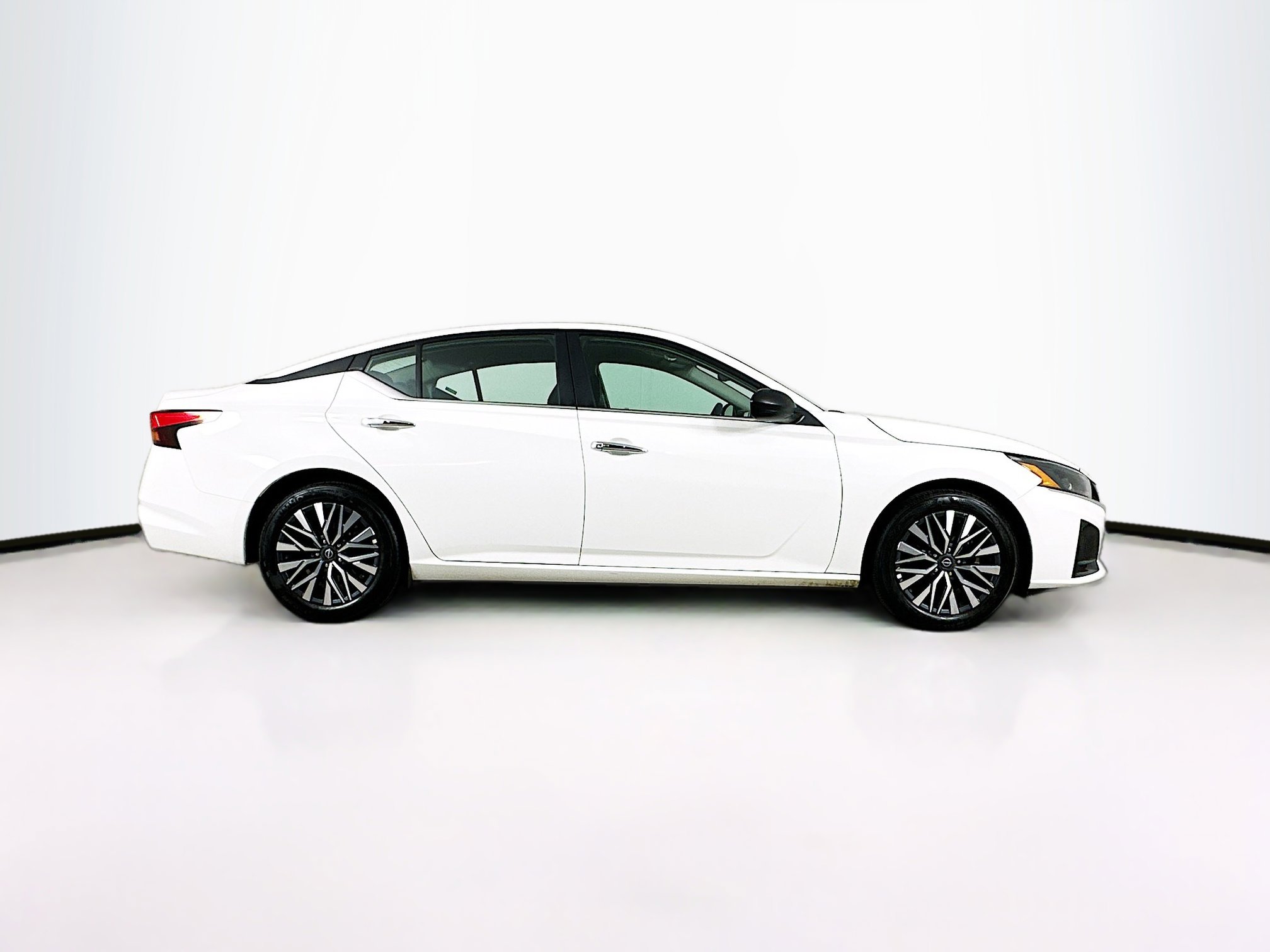 Used 2025 Nissan Altima 2.5 SV image 10