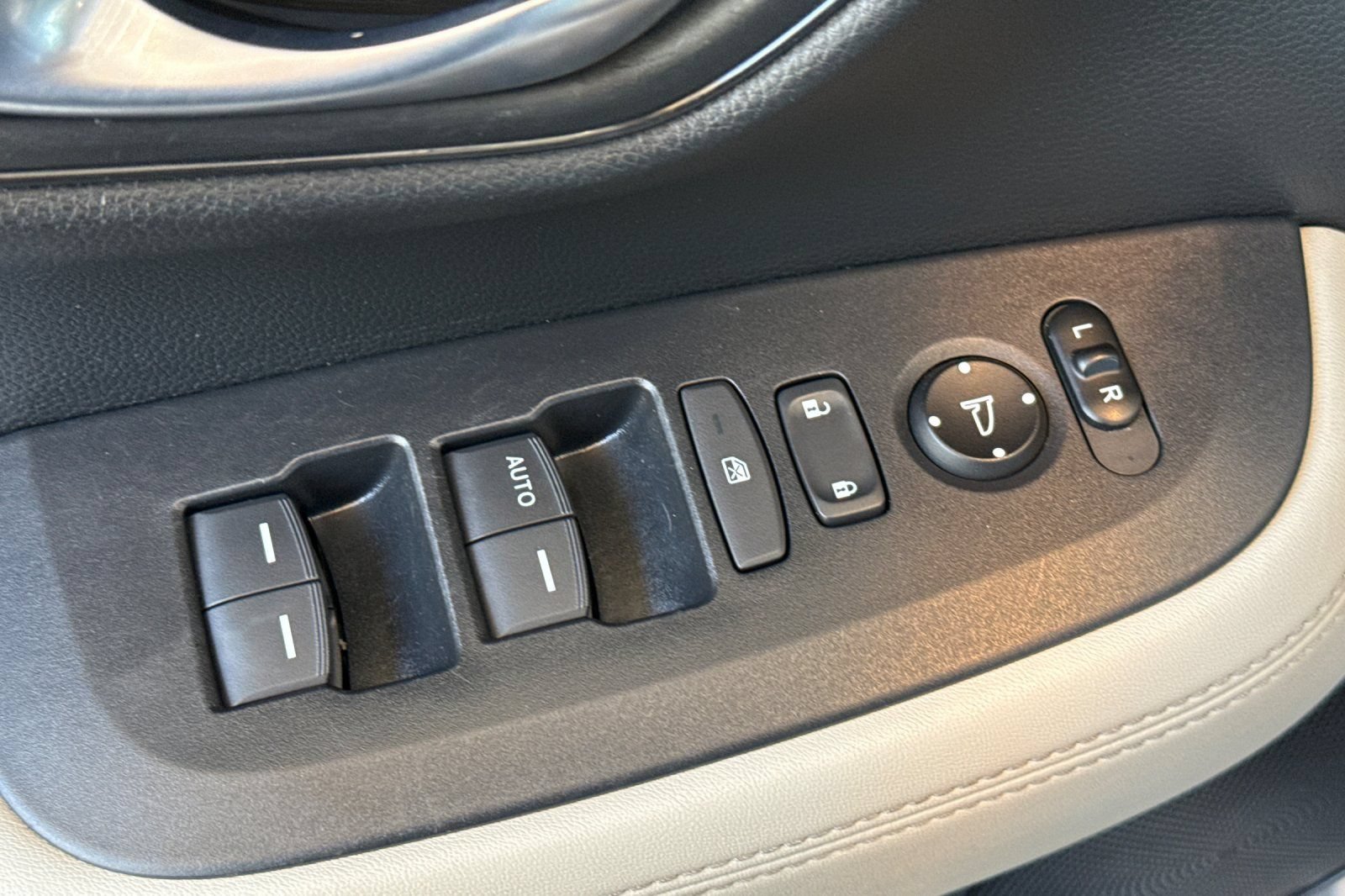 Used 2023 Honda HR-V LX image 16