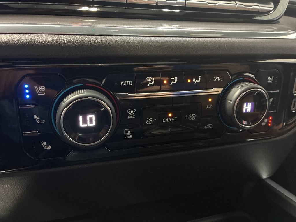 Used 2024 Chevrolet Silverado 2500 High Country w/ High Country Premium Package AWD/4WD image 33