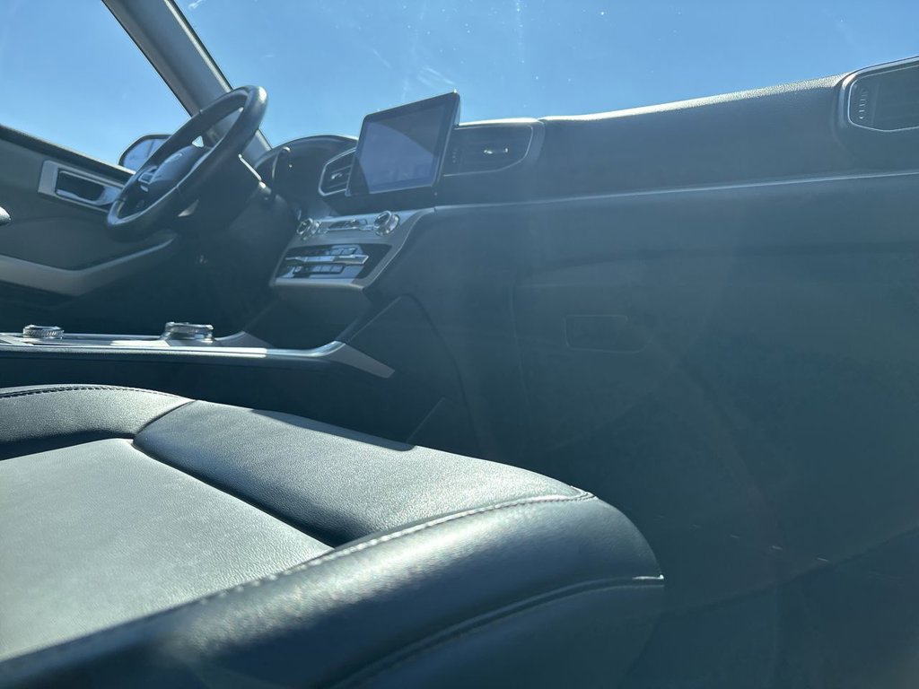 Used 2022 Ford Explorer XLT w/ XLT Sport Appearance Package AWD/4WD image 34