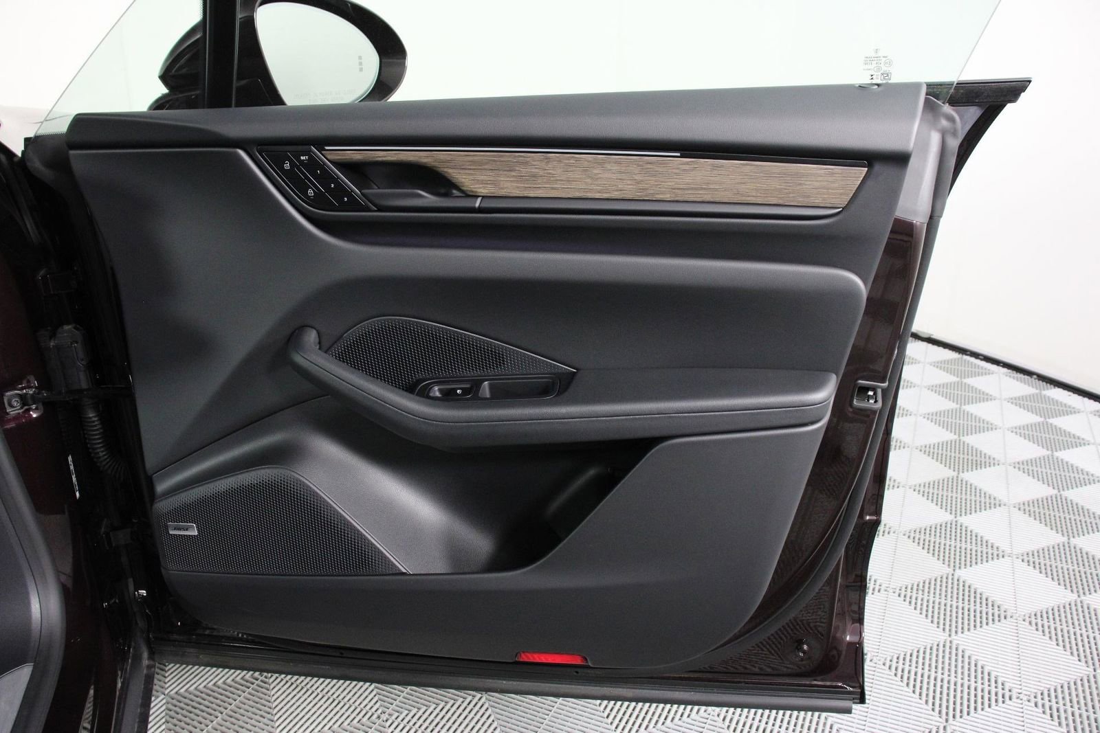 Certified 2025 Porsche Macan Electric RWD image 23