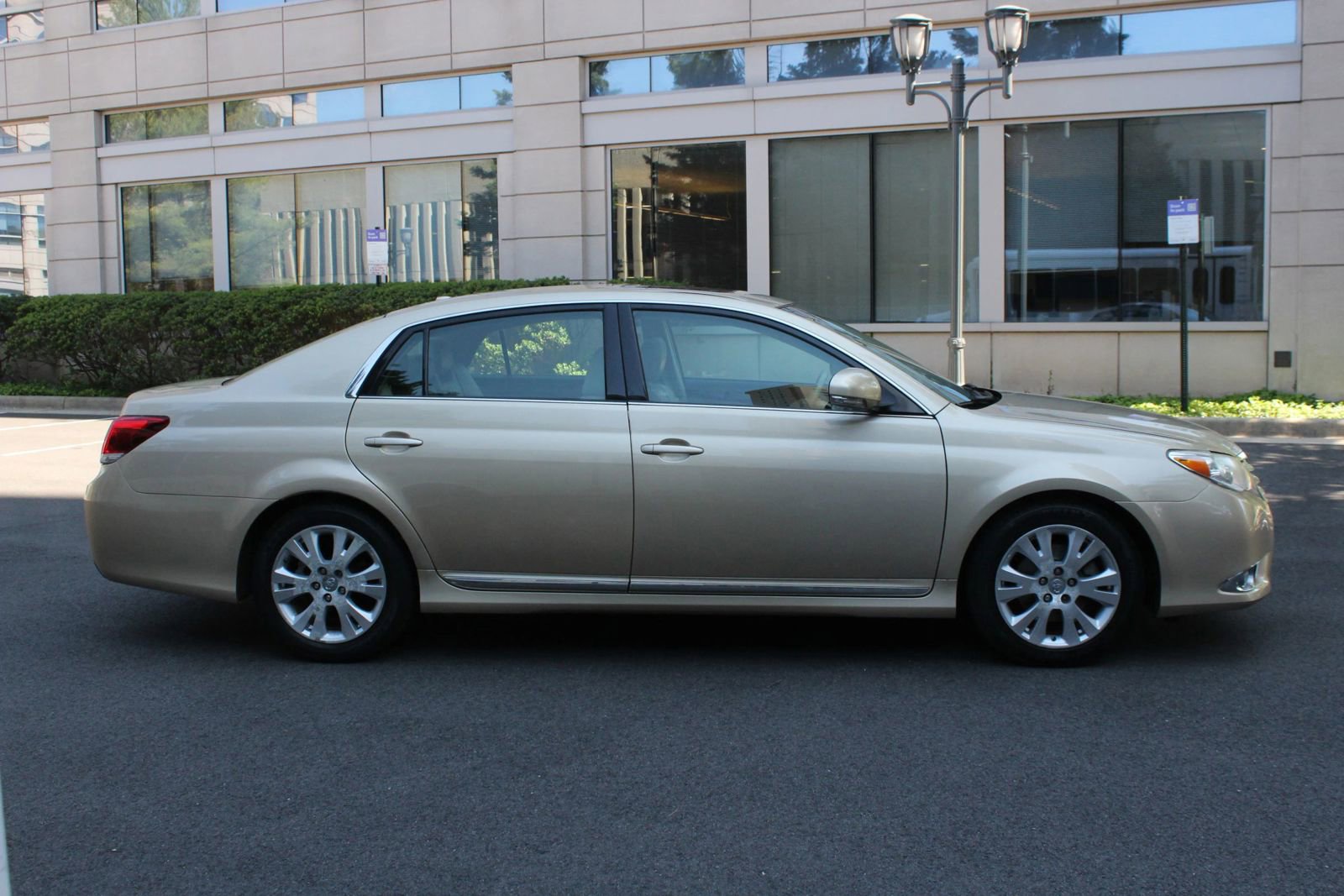 Used 2011 Toyota Avalon FWD image 6