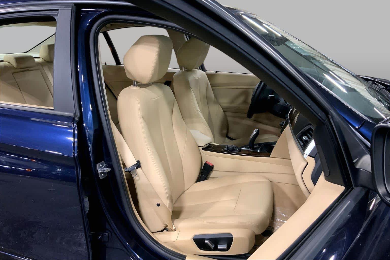 Used 2016 BMW 320i xDrive Sedan AWD/4WD image 9
