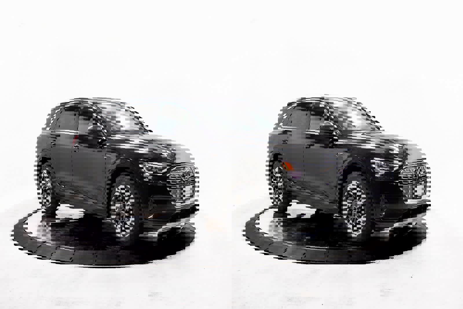 Used 2022 Audi e-tron Premium image 9