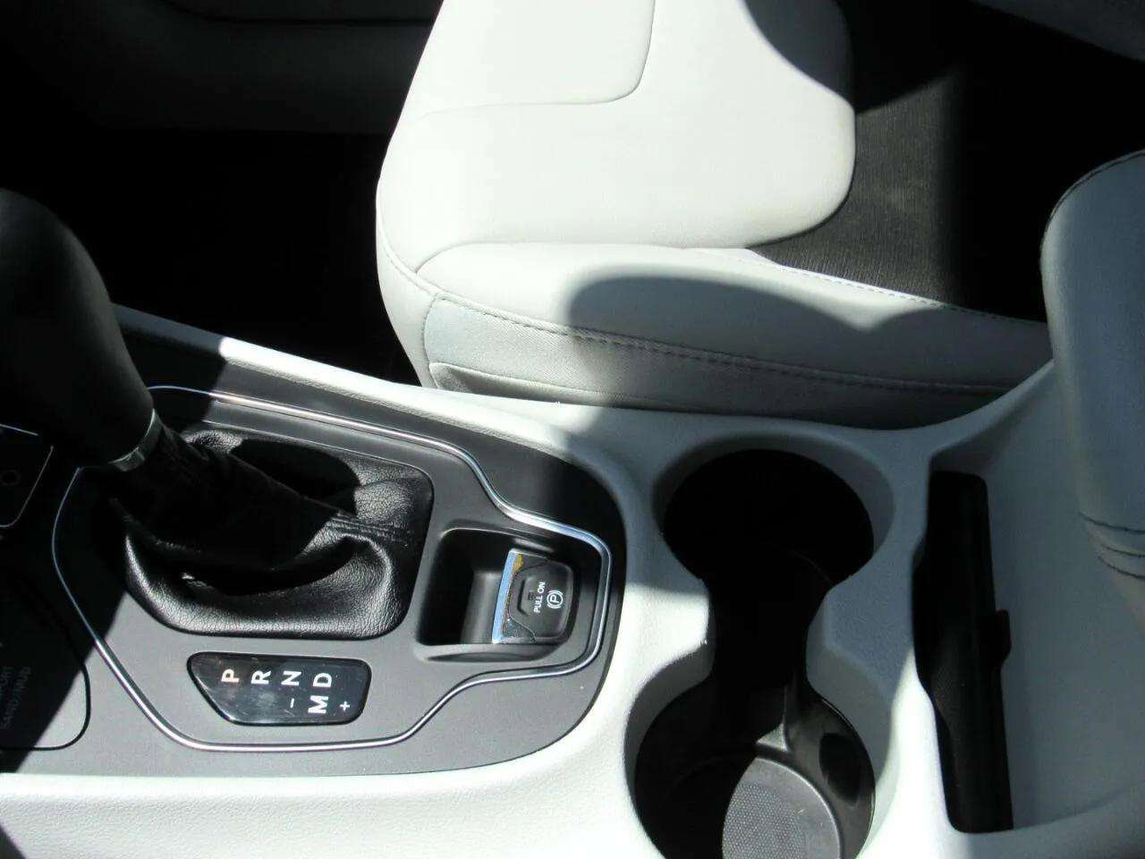 Used 2020 Jeep Cherokee Latitude Plus w/ Comfort/Convenience Group image 11