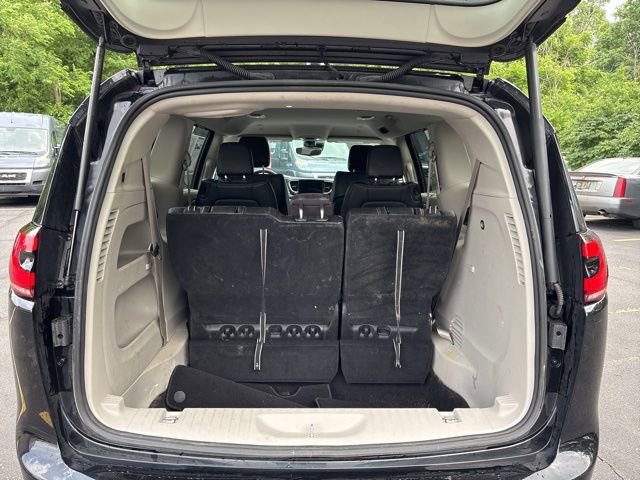 Used 2024 Chrysler Pacifica Touring-L image 7