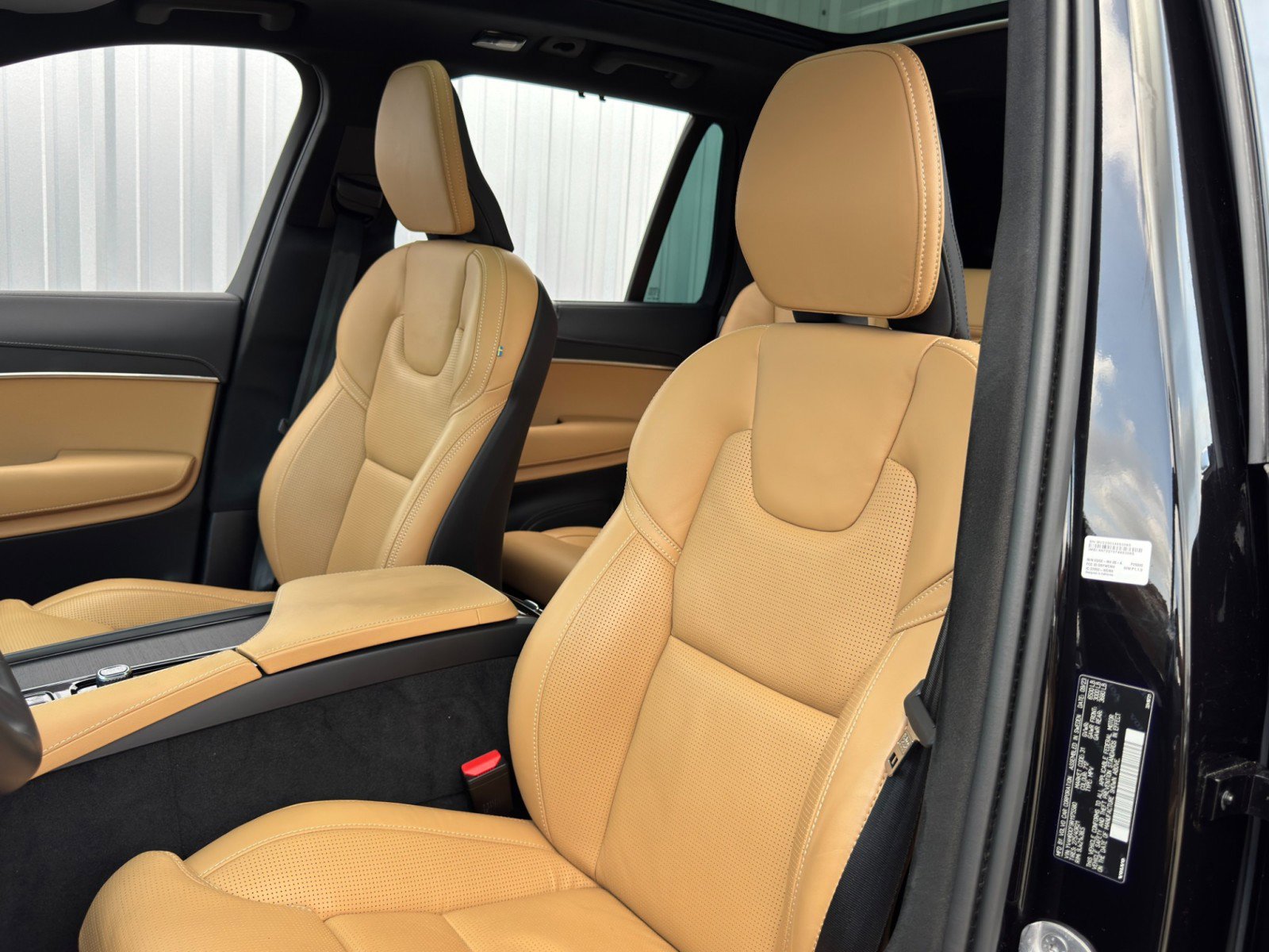 Used 2024 Volvo XC90 T8 Ultimate w/ Lounge Package image 37