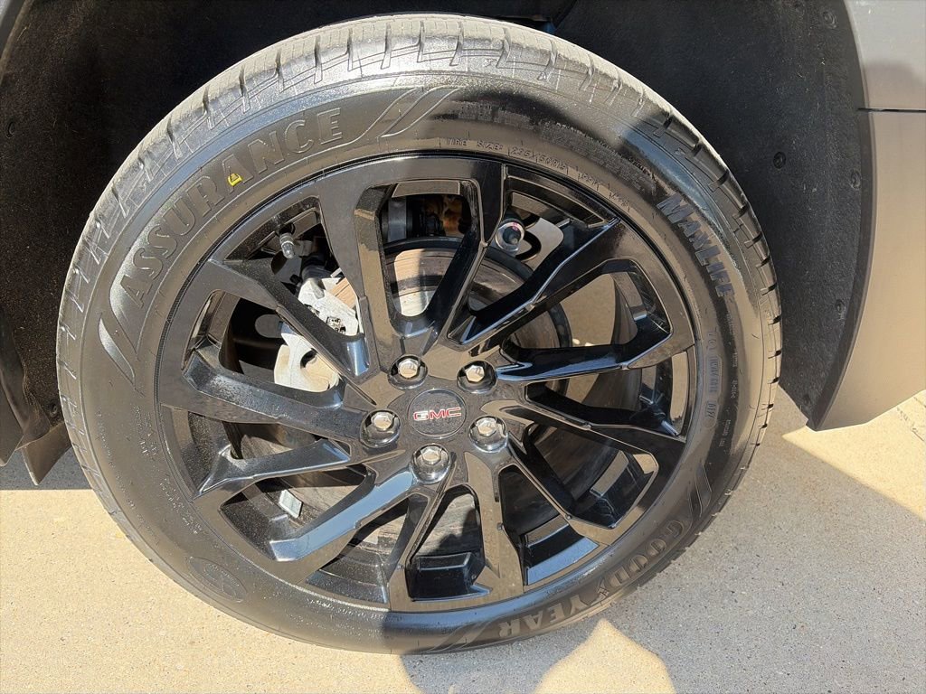 Used 2023 GMC Terrain SLE w/ Elevation Edition image 22