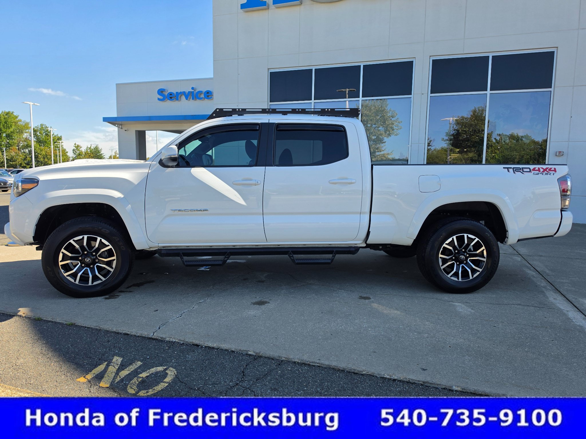 Used 2023 Toyota Tacoma TRD Sport w/ Technology Package AWD/4WD image 3