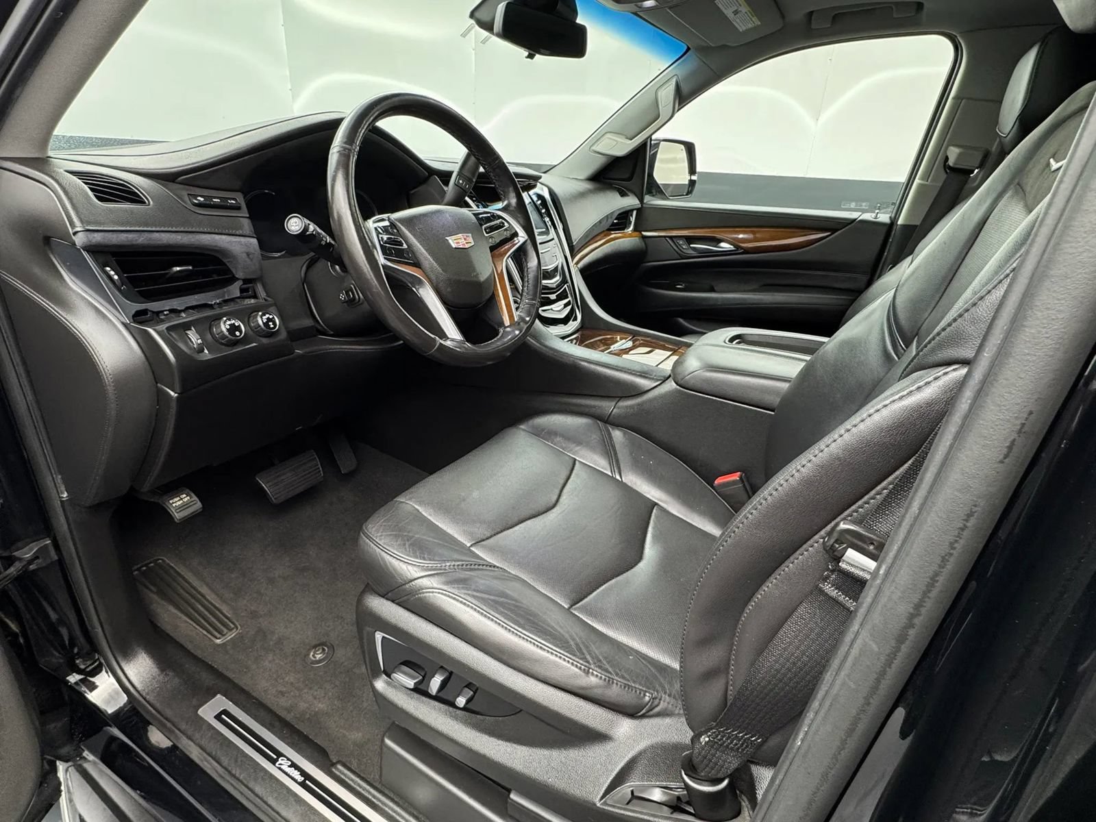 Used 2019 Cadillac Escalade Luxury AWD/4WD image 24