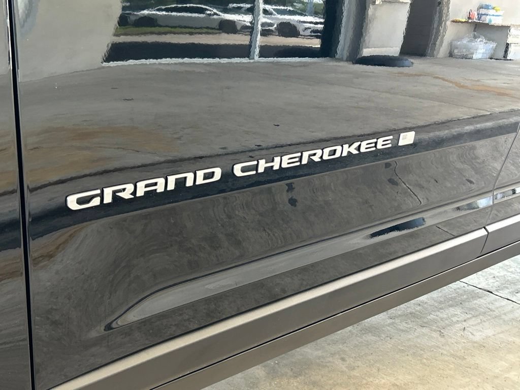 Used 2025 Jeep Grand Cherokee Laredo AWD/4WD image 14