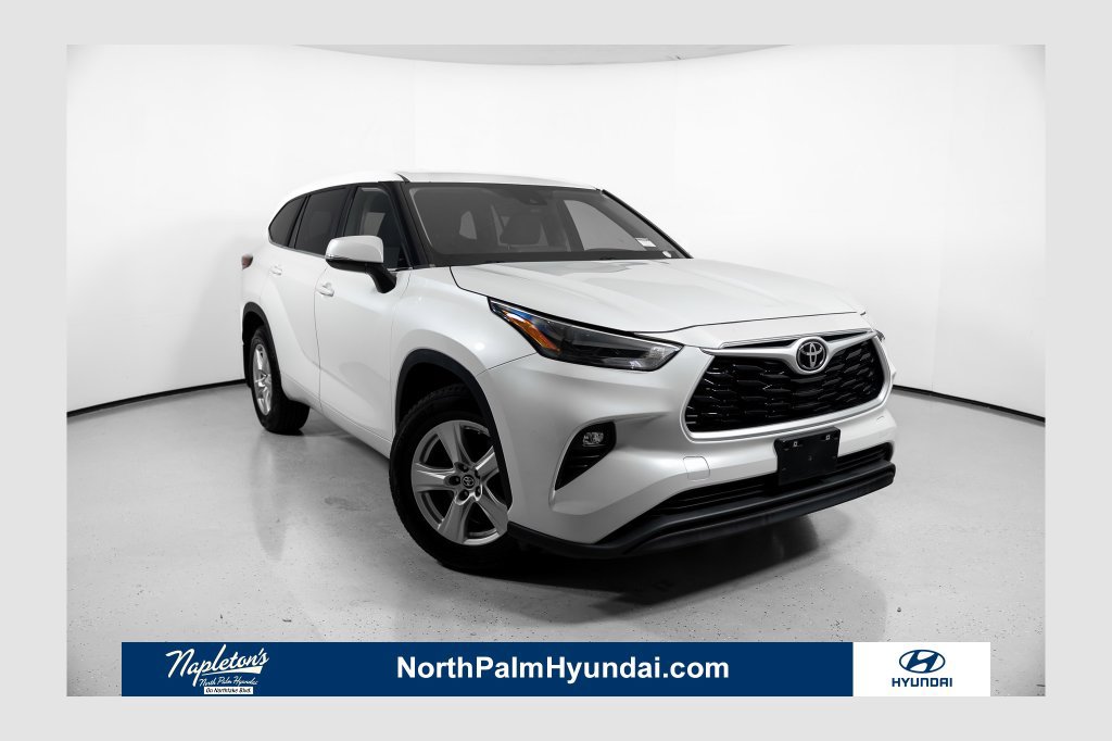 Used 2023 Toyota Highlander LE FWD image 1