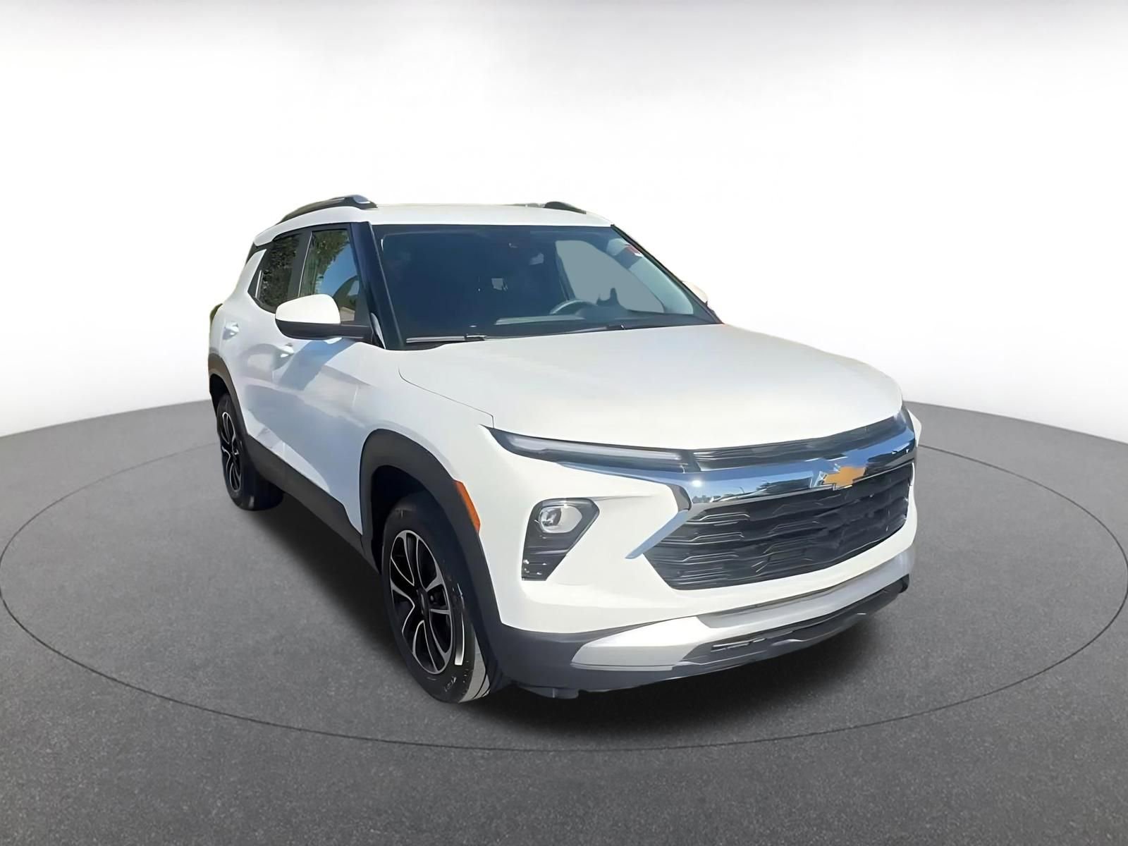 Used 2025 Chevrolet TrailBlazer LT AWD/4WD image 3