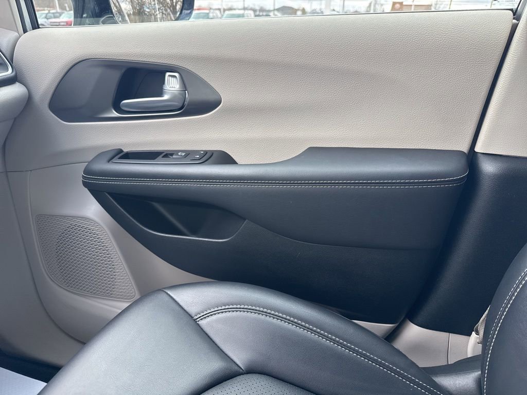 Used 2024 Chrysler Pacifica Touring-L image 23