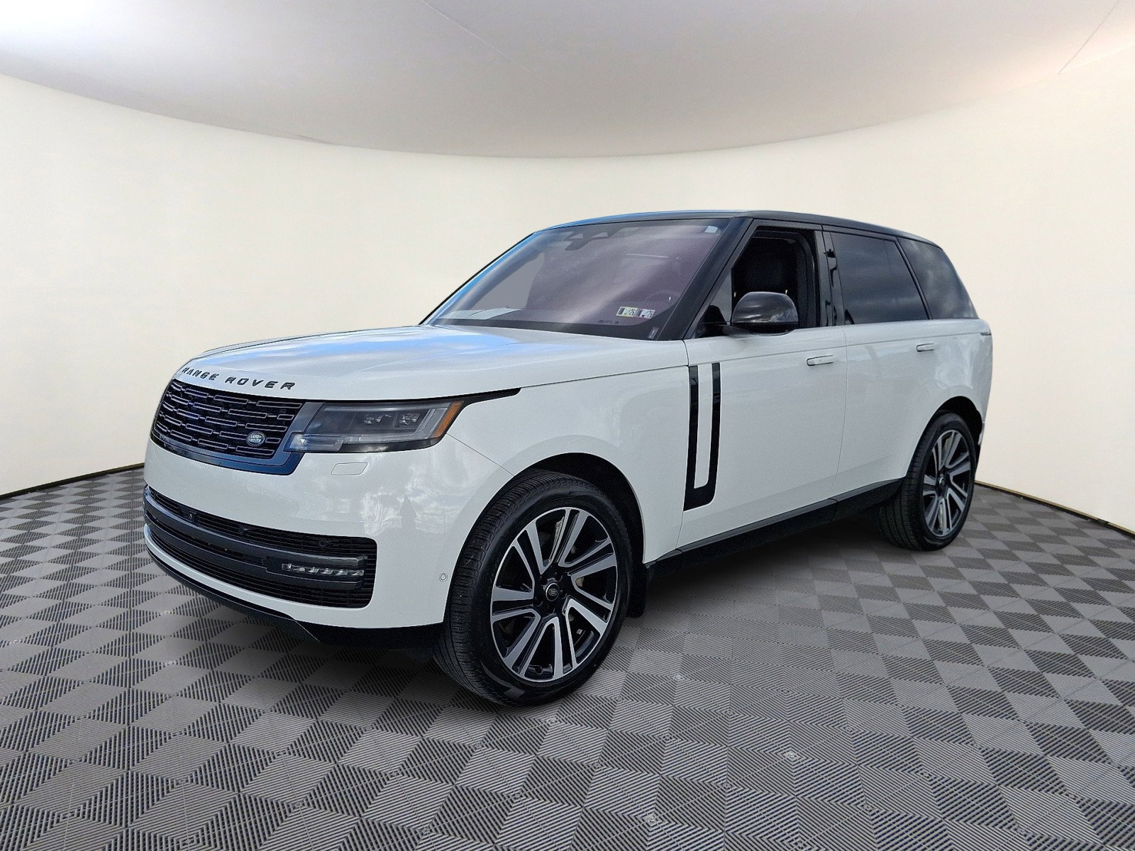 Used 2023 Land Rover Range Rover SE image 1