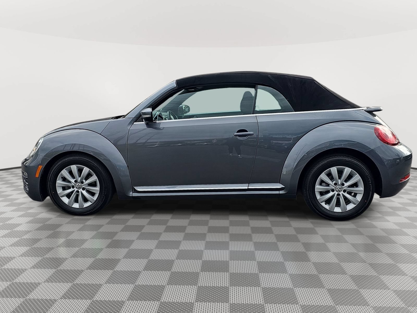 Used 2018 Volkswagen Beetle 2.0T S FWD image 8