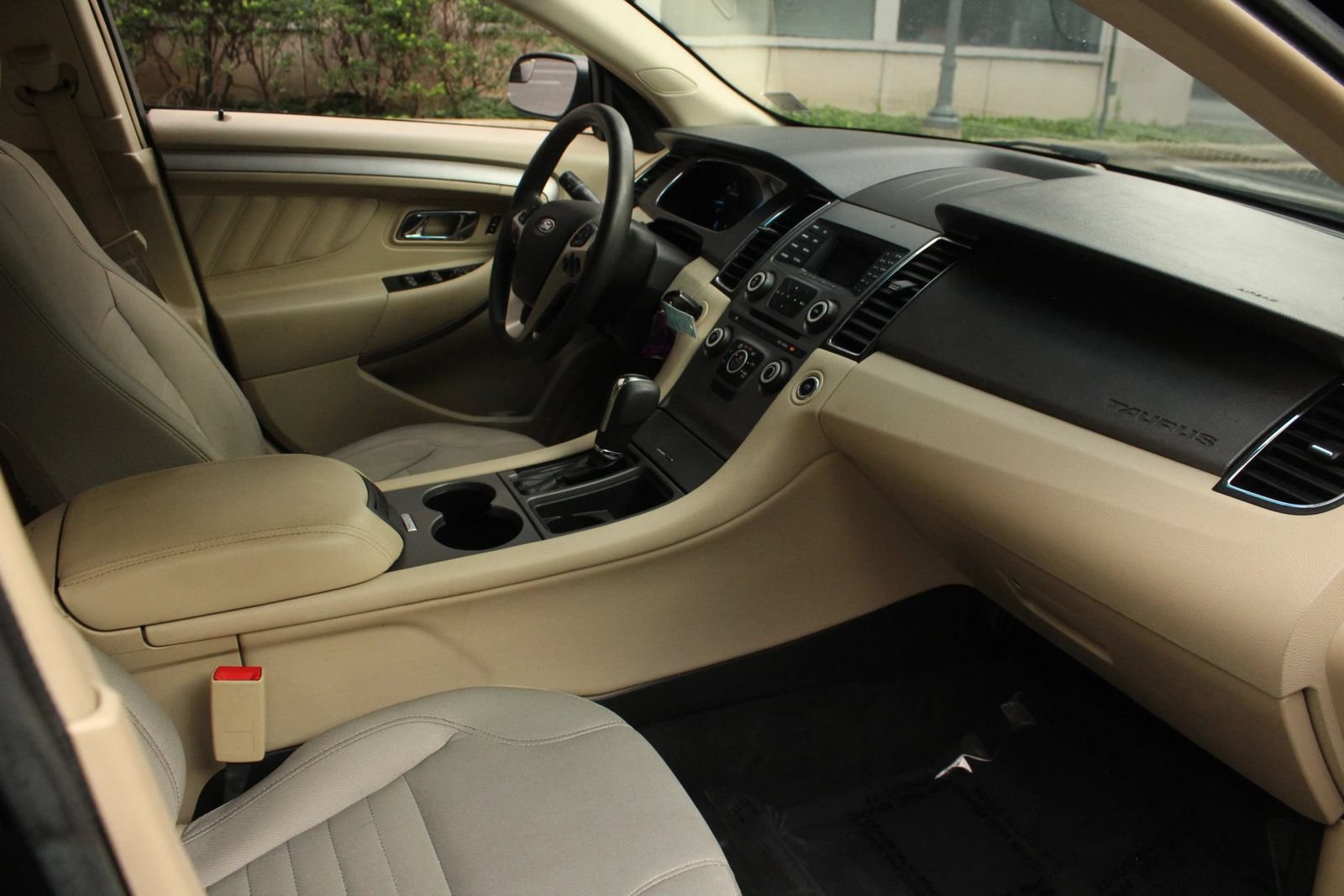 Used 2016 Ford Taurus SE FWD image 27