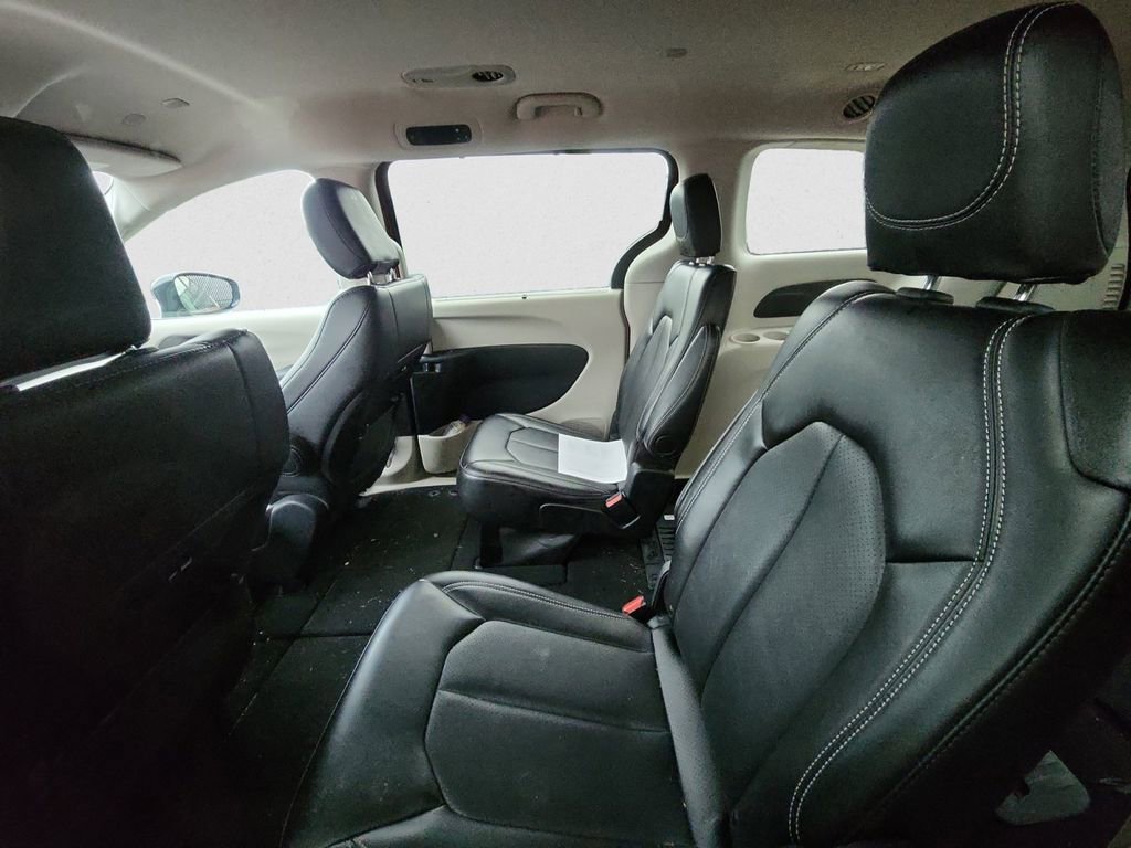 Used 2024 Chrysler Pacifica Touring-L image 8