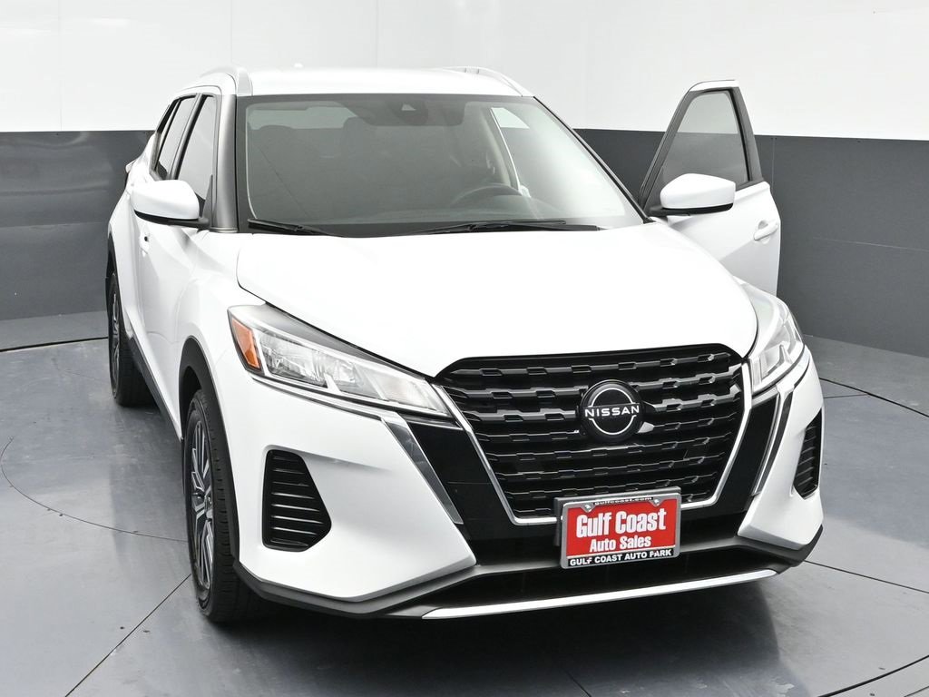 Used 2022 Nissan Kicks SV image 3